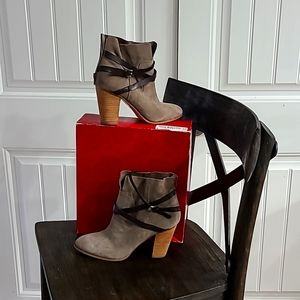 Man madeShaft Height6 InchesAbout this ItemBootieimportedHeel Height